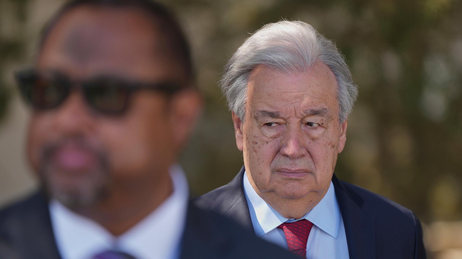 UN-Generalsekretär Guterres wartet auf die Ankunft des türkisch-zyprischen Führers Erhurman und des zyprischen Präsidenten Christodoulides in Nikosia. | Petros Karadjias/AP/dpa