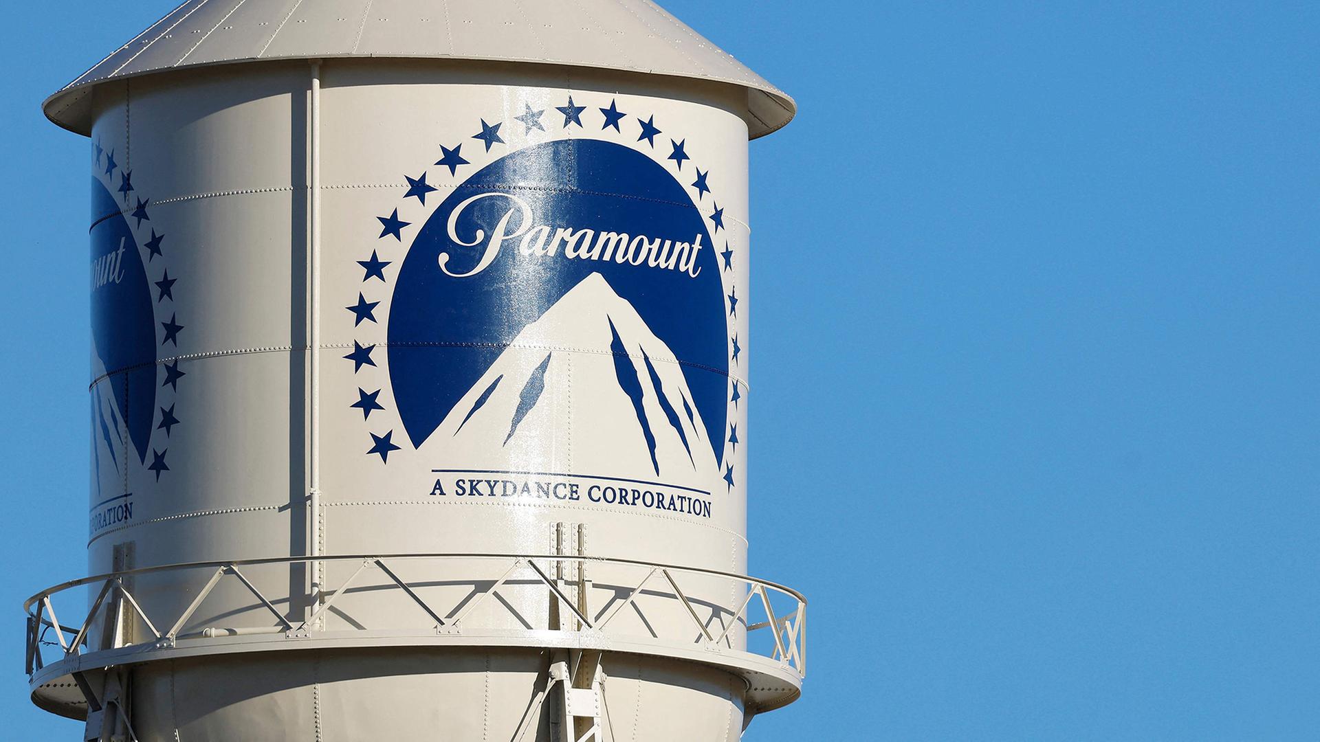 Das Paramount-Logo auf dem Wasserturm der Paramount Studios, Los Angeles. | Getty Images via AFP