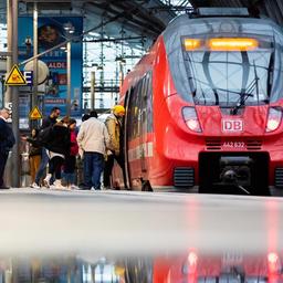 Fahrgäste steigen an einem Bahnhof in einen Regionalzug.