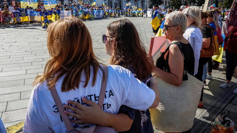 Angehörige vermisster ukrainischer Soldaten nehmen an einer Kundgebung teil.