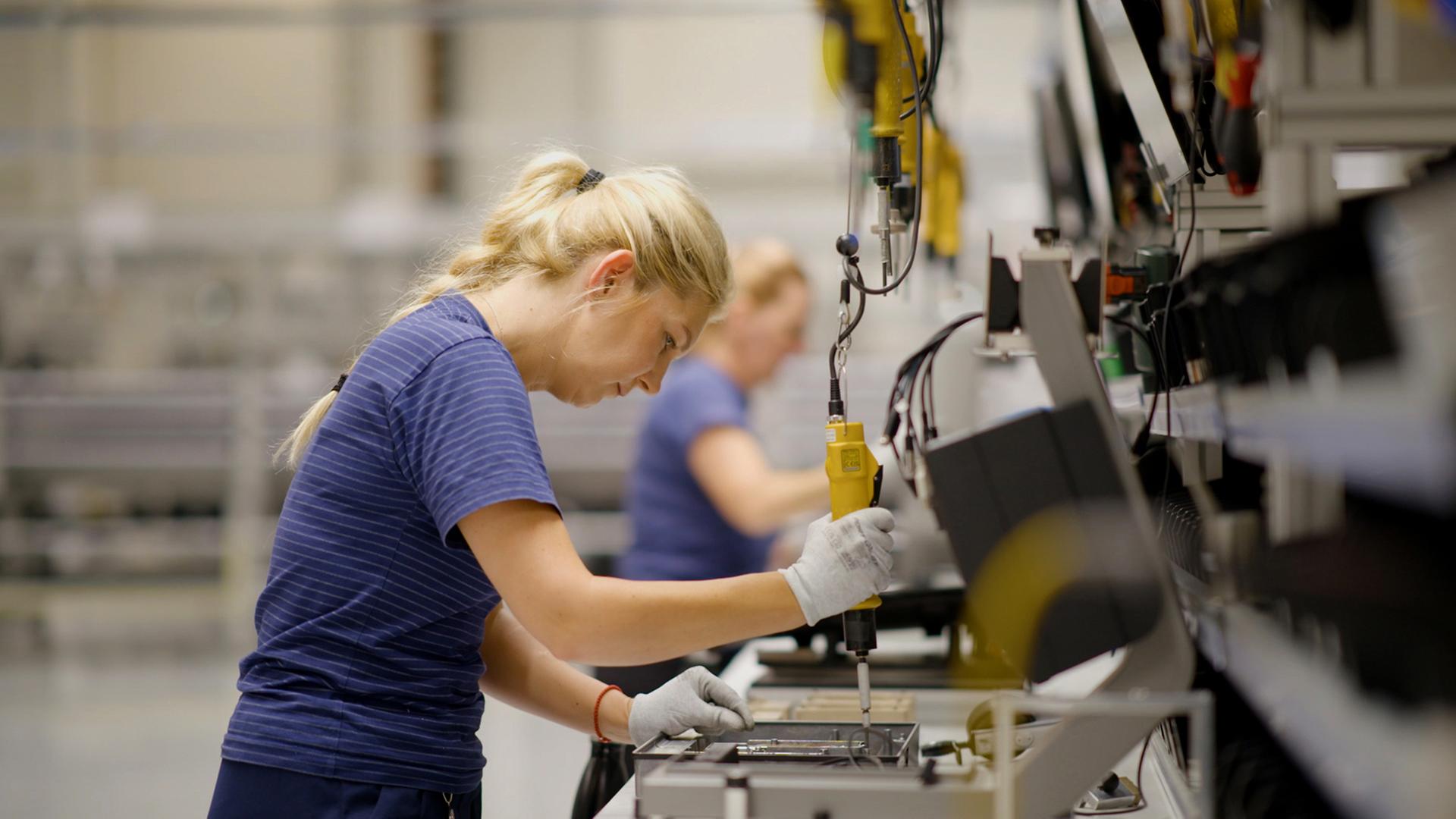 Eine Frau arbeitet im Bizerba-Werk in Serbien. | NDR