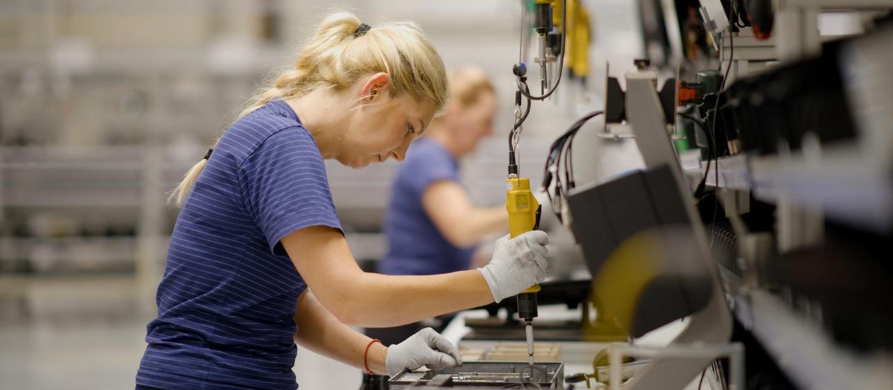 Eine Frau arbeitet im Bizerba-Werk in Serbien.