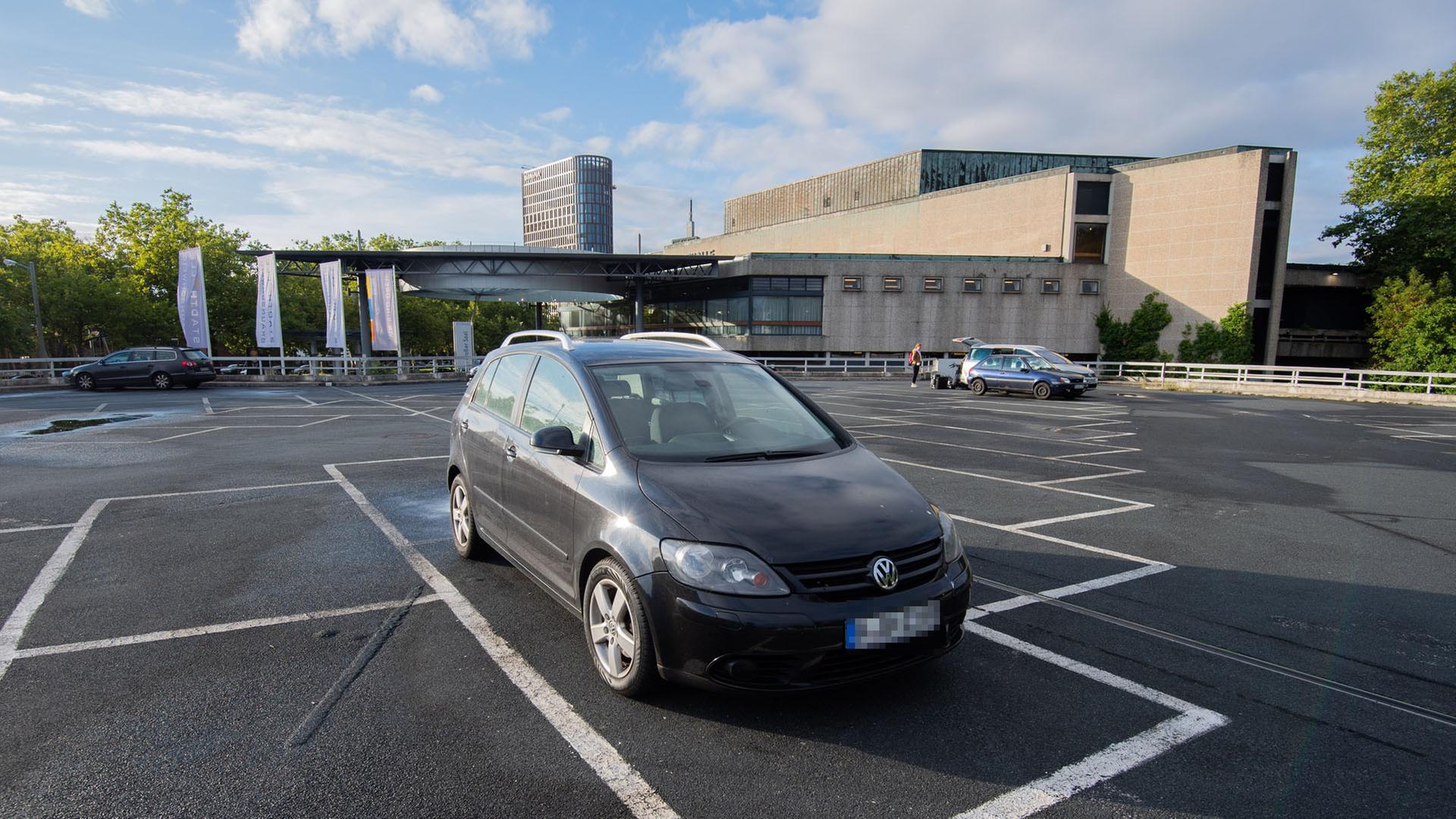 Ein Auto steht auf einem Parkplatz in Braunschweig. | picture alliance/dpa