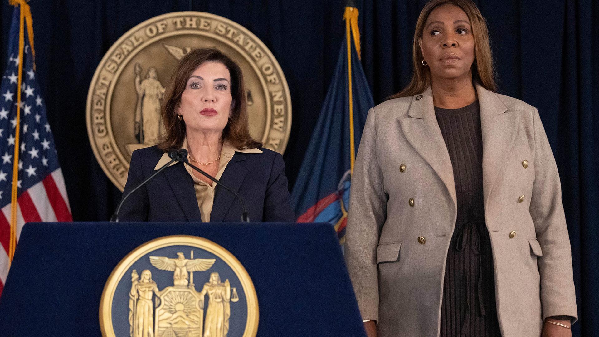Kathy Hochul steht am Rednerpult, rechts daneben steht Letitia James | AP Photo/Yuki Iwamura
