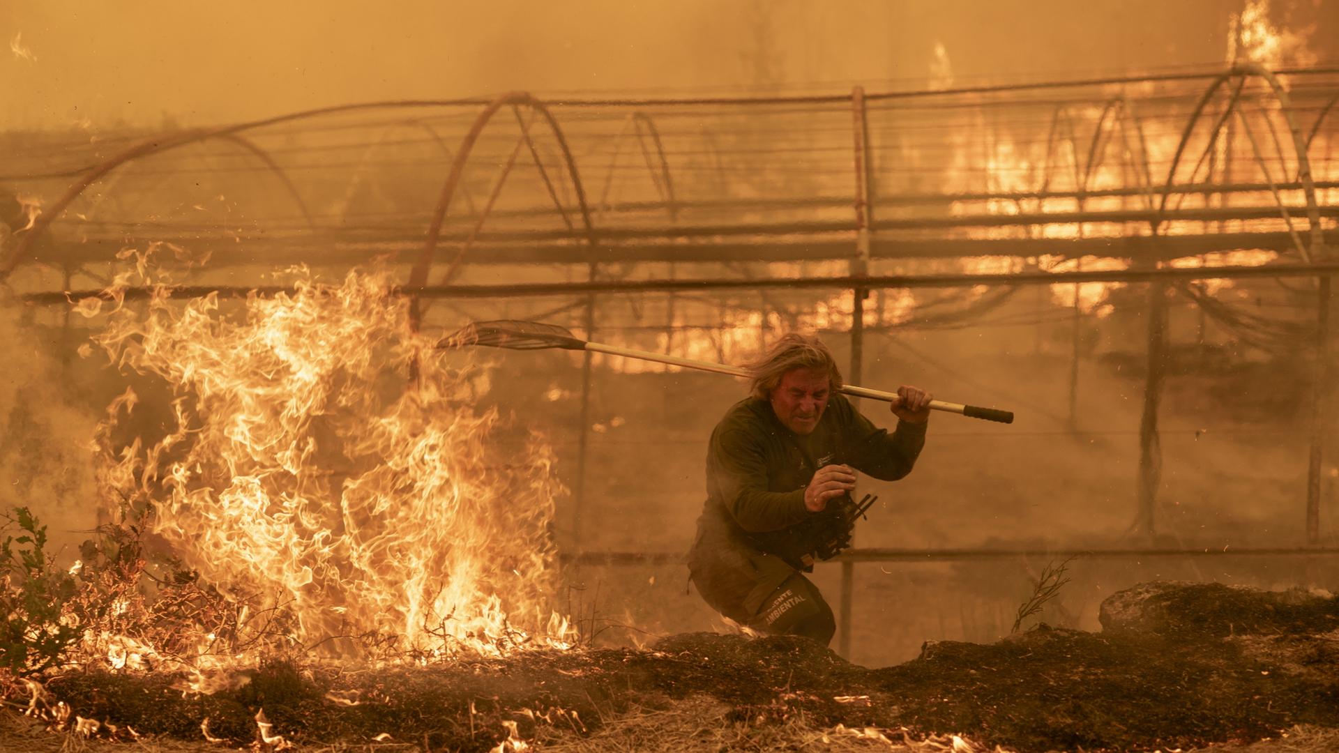 Ein Mann kämpft in Carballeda de Avia im Nordwesten Spaniens gegen einen Waldbrand. | EPA