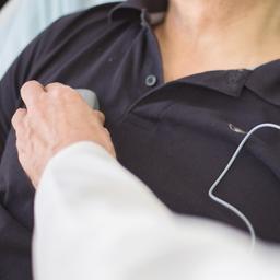 Der Hirnforscher Alfons Schnitzler untersucht im Universitätsklinikum einen Parkinson Patienten mit einem Hirnschrittmacher.