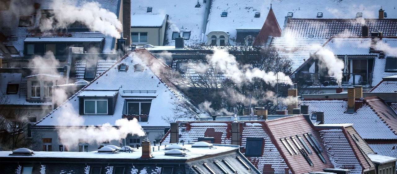 Qualm aus Schornsteinen an einem Wintermorgen in der Leipziger Südvorstadt.
