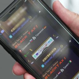 Telegram-Posts von "Black Taxi" auf einem Smartphone.
