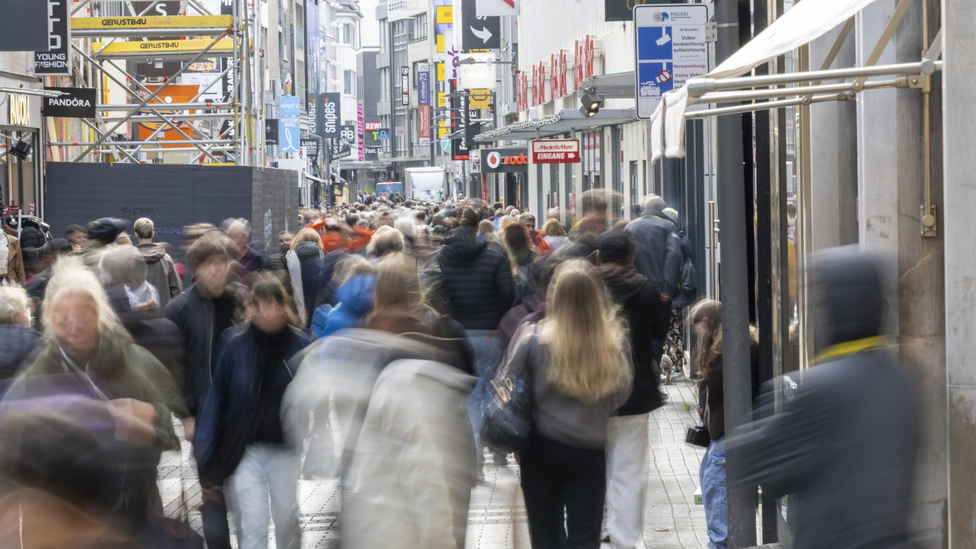 Menschen laufen durch eine Fußgängerzone in der Kölner Innenstadt | dpa