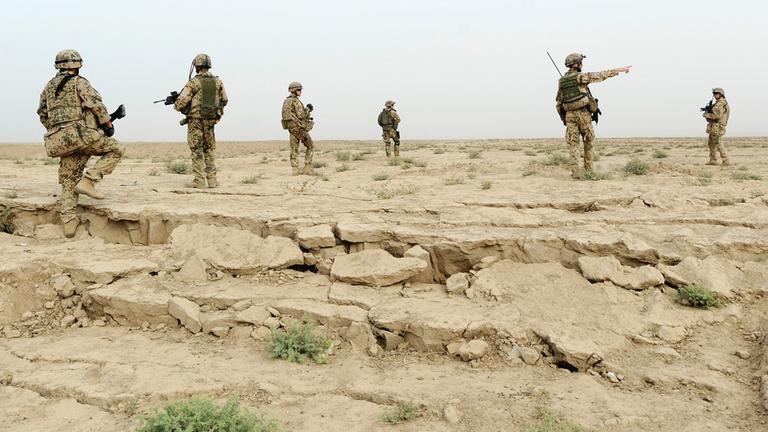 Bundeswehrsoldaten marschieren nahe Kundus während einer Mission durch die Wüste (Archivbild vom 26.08.2011).