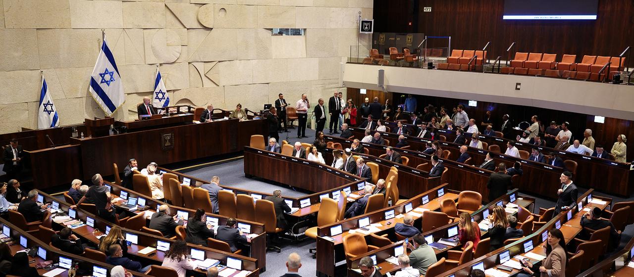 Abgeordnete sitzen im israelischen Parlament.