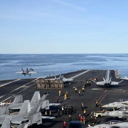 Auf einem Flugzeugträger stehen und starten Kampfjets 