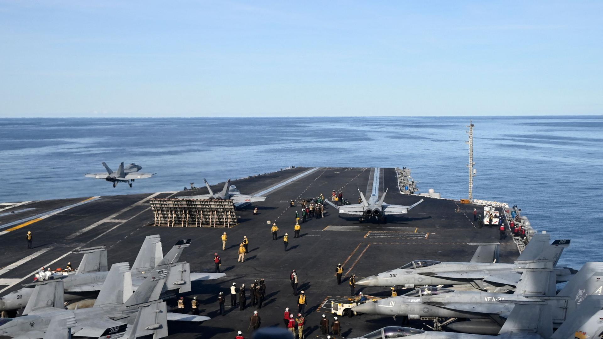 Auf einem Flugzeugträger stehen und starten Kampfjets  | AFP