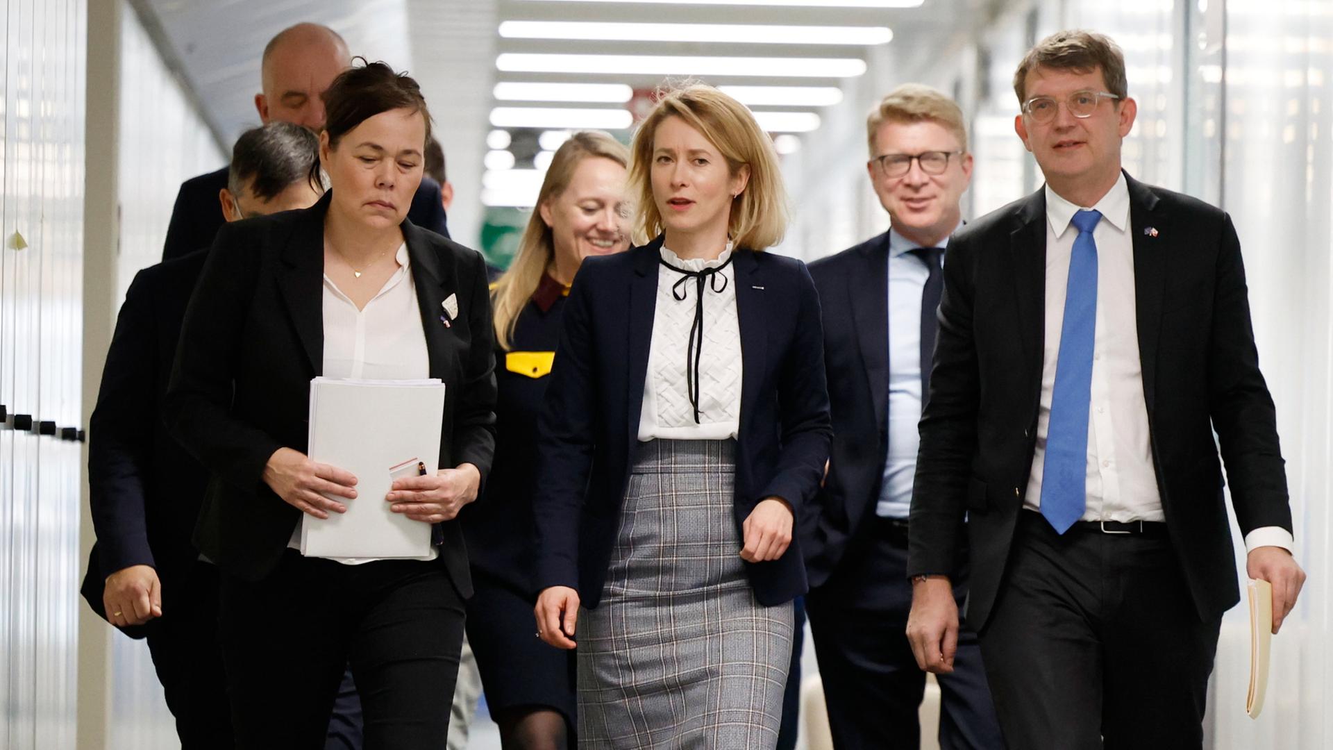 Vertreter der EU, Grönlands und Dänemarks vor einem Treffen in Brüssel. | AP