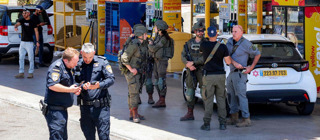Israelische Sicherheitskräfte an einer Tankstelle nach einem mutmaßlichen Schusswechsel in der Nähe der Stadt Kokhav Yair 