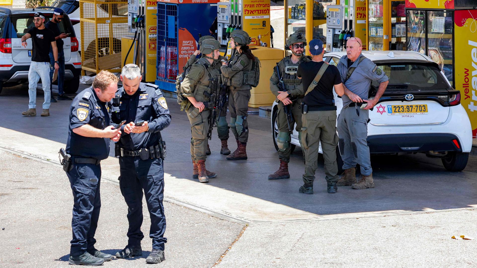 Israelische Sicherheitskräfte an einer Tankstelle nach einem mutmaßlichen Schusswechsel in der Nähe der Stadt Kokhav Yair  | AFP