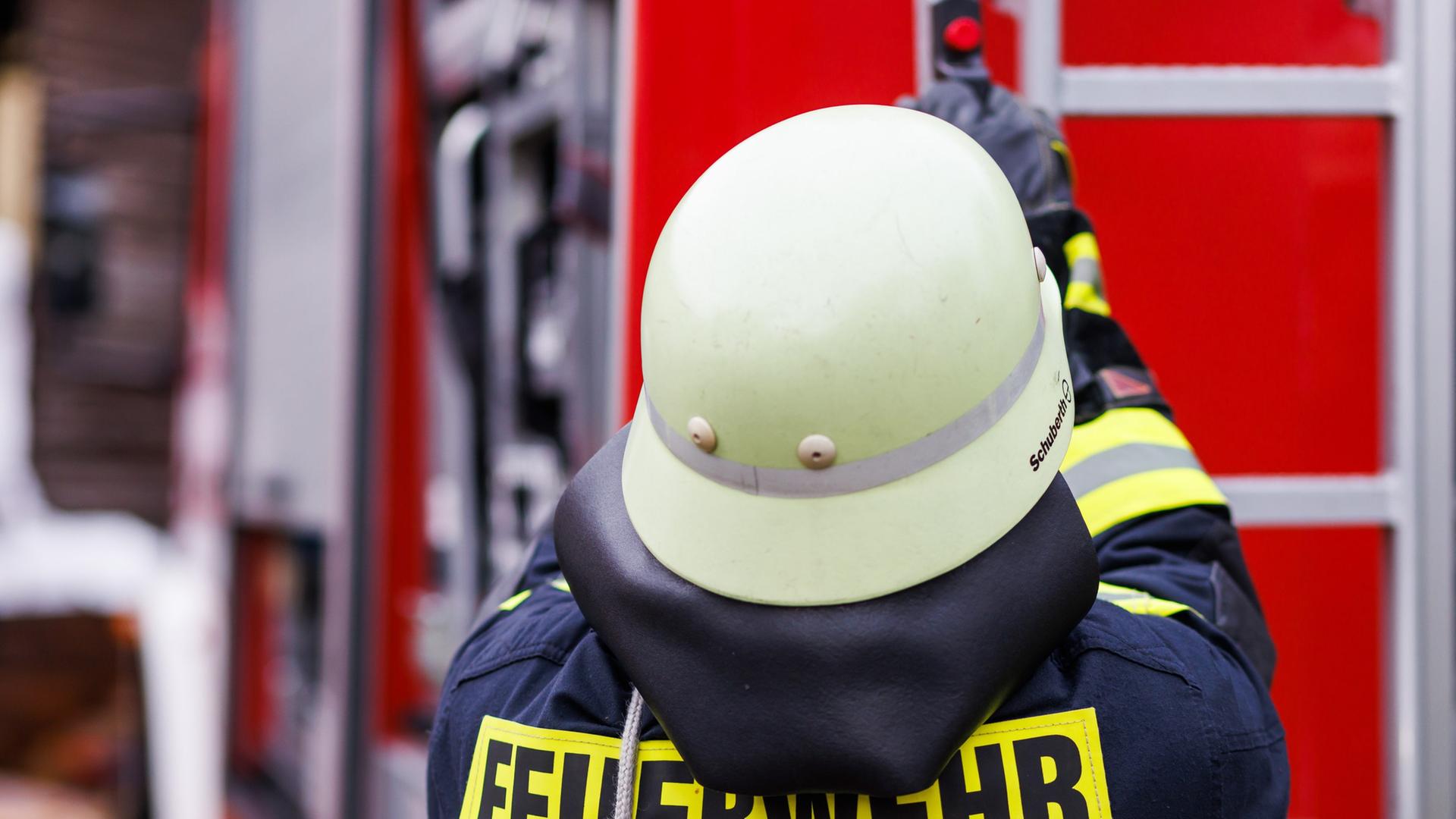 Frankfurter Feuerwehrmann bei einer Katastrophenschutzübung | Philipp von Ditfurth; picture-alliance/dpa