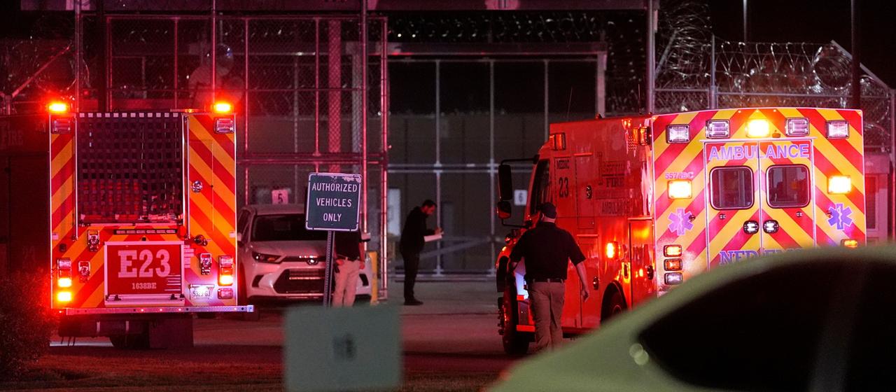 Rettungsfahrzeuge treffen bei der Hochsicherheitsanstalt Riverbend in Nashville ein.
