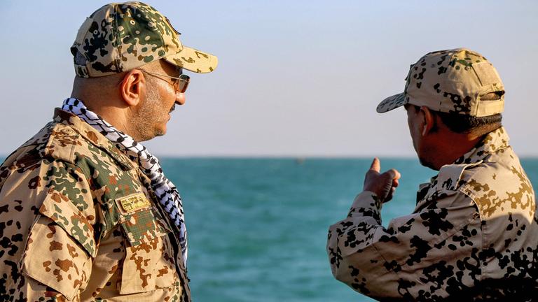 General Tariq Muhammad Abdullah Saleh blickt auf die aktive Küstenwache auf See in der Nähe von Mokka, Jemen.