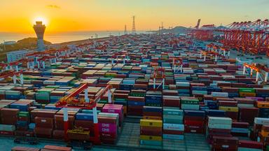 Container und Verladekräne im Containerhafen Yang Shan, Shanghai.