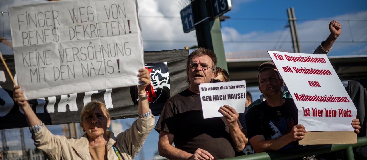 Menschen in Prag protestieren gegen das Treffen der Sudetendeutschen.