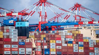 Containerschiffe liegen am Tiefwasserhafen Jade-Weser-Port.
