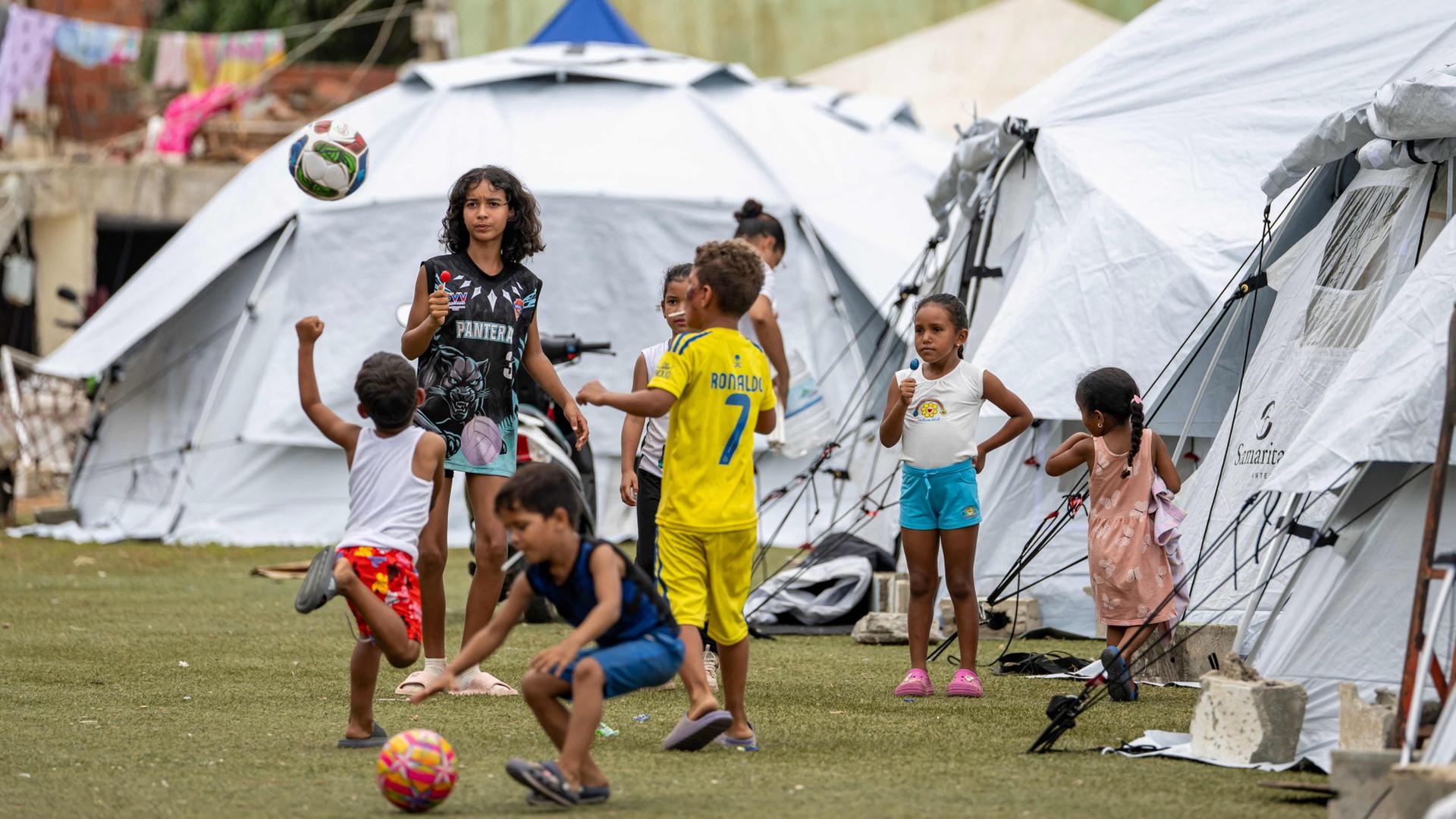 Kinder in Venezuela: Spielen zwischen den Trümmern Kinder in Venezuela: Spielen zwischen den Trümmern