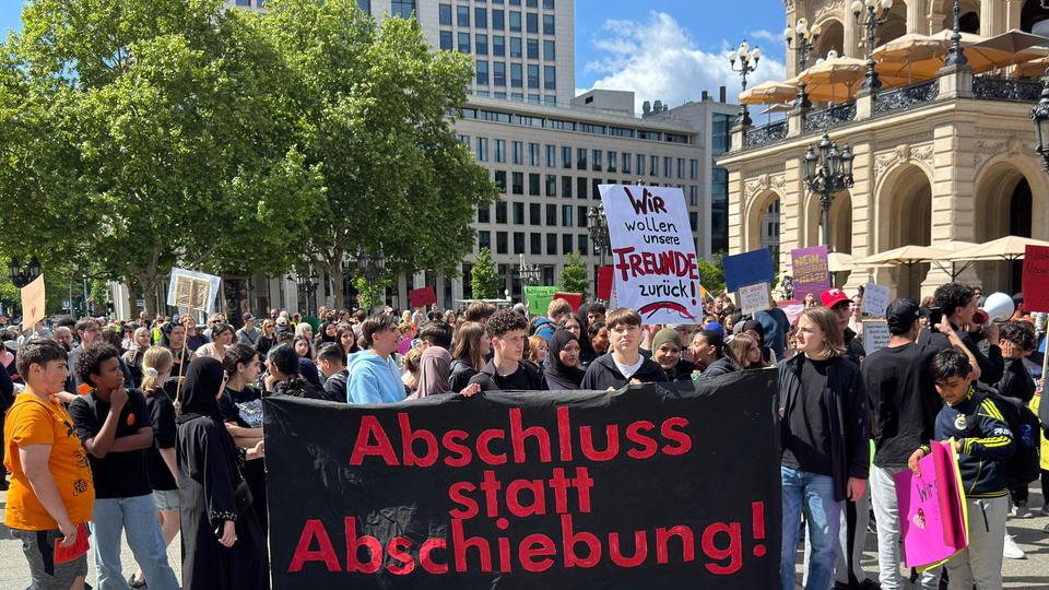 "Abschluss statt Abschiebung": Schülerinnen und Schüler demonstrierten am Freitag in Frankfurt | hr Schülerinnen und Schüler halten Transparenz mit Aufschrift "Abschluss statt Abschiebung"