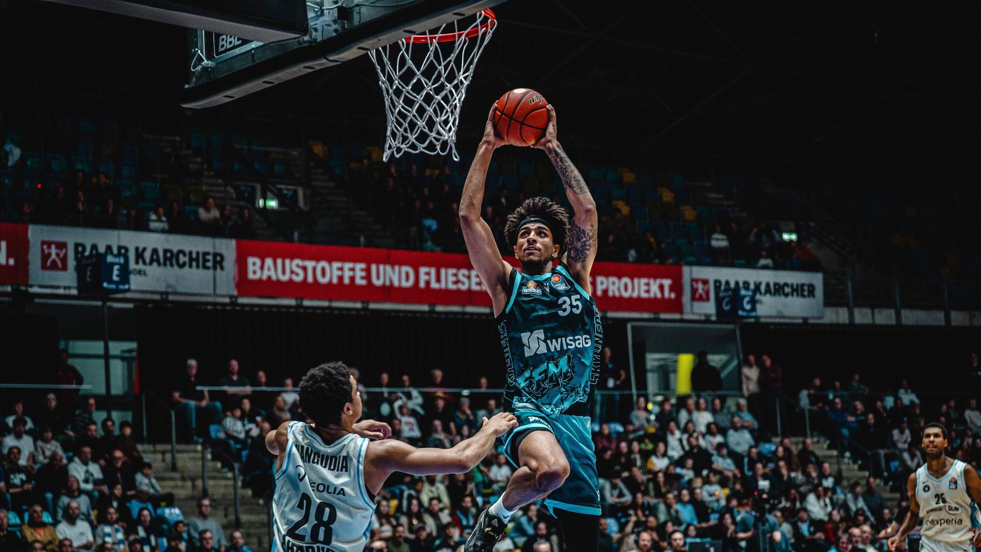 Roman Bedime und die Skyliners haben einen guten Saisonstart hingelegt. | IMAGO / Jan Huebner
