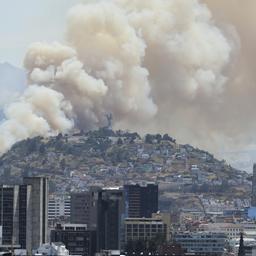 Rauch von einem Waldbrand bedeckt einen Hügel in Quito, Ecuador
