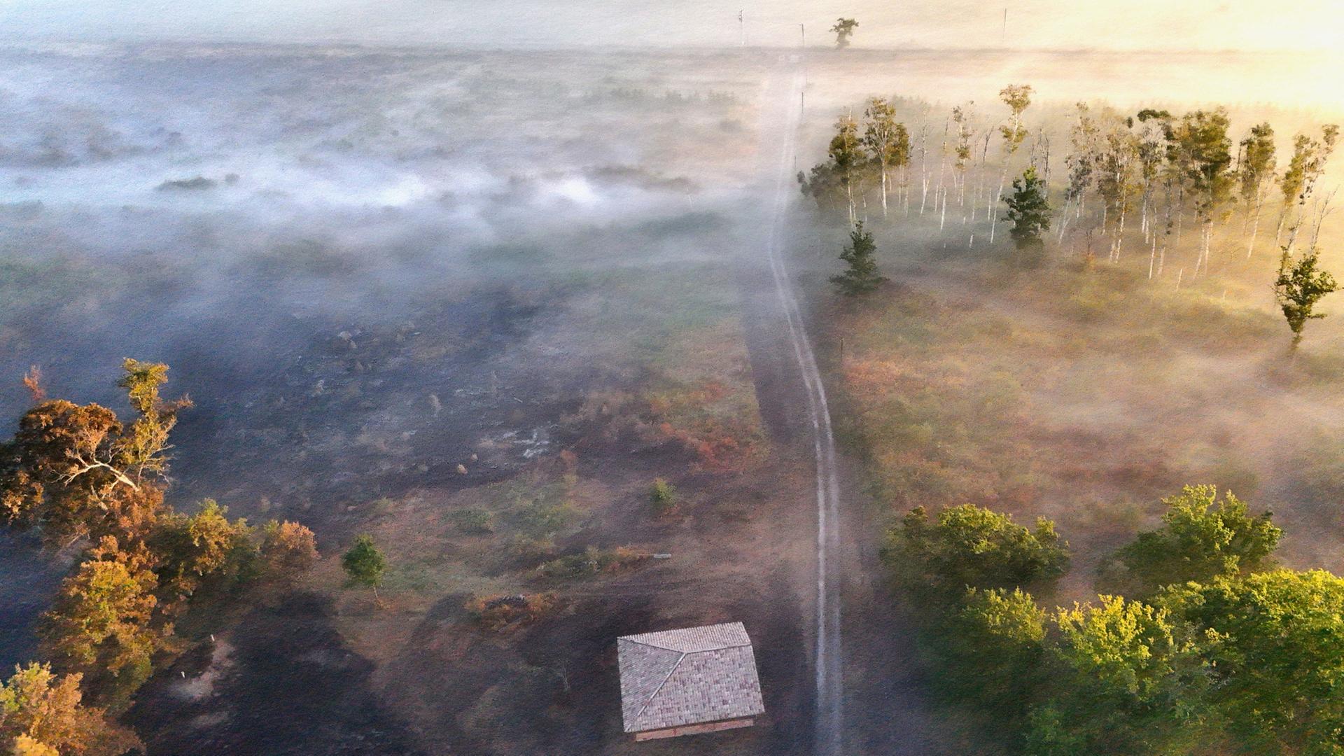 Eine Drohnenaufnahme zeigt Rauch und Nebel Ã¼ber einem von einem Waldbrand betroffenen Waldgebiet in der NÃ¤he von Saumos in der Gironde. | REUTERS