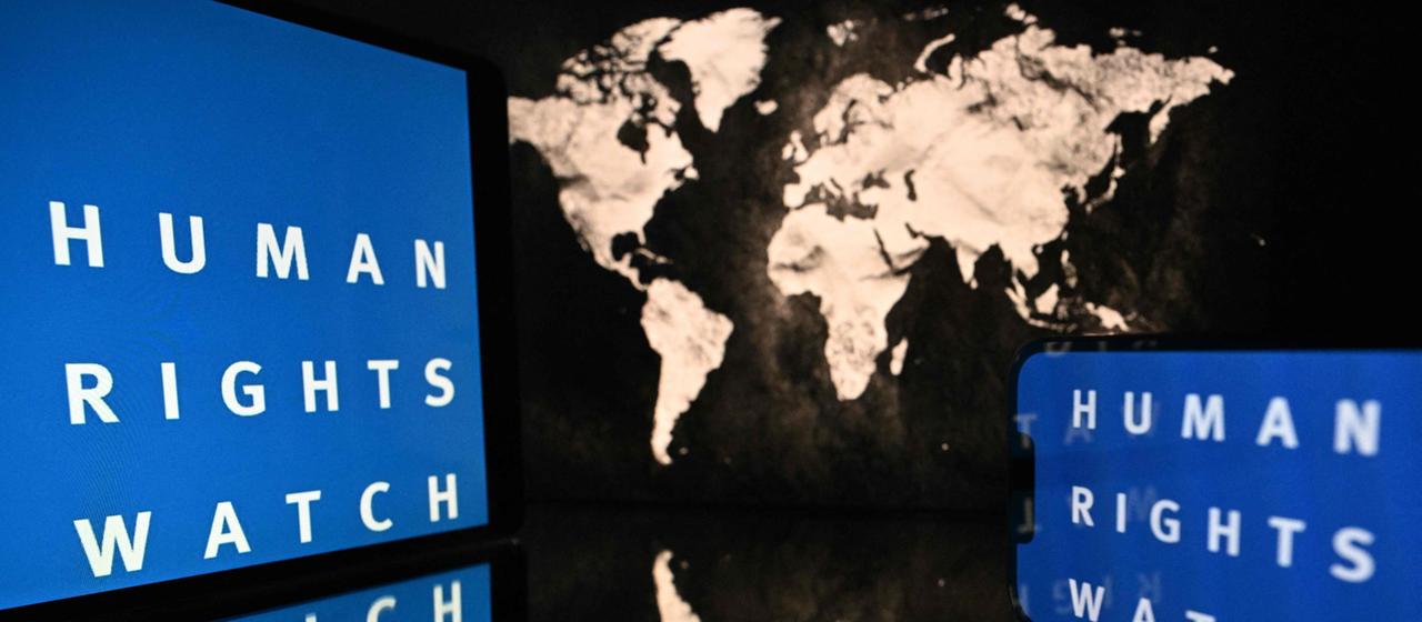 Das Logo der Organisation Human Rights Watch vor einer Weltkarte