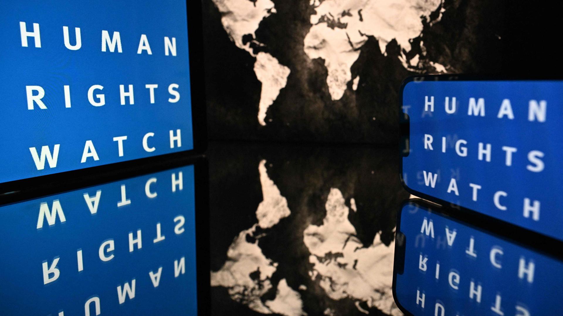 Das Logo der Organisation Human Rights Watch vor einer Weltkarte | AFP