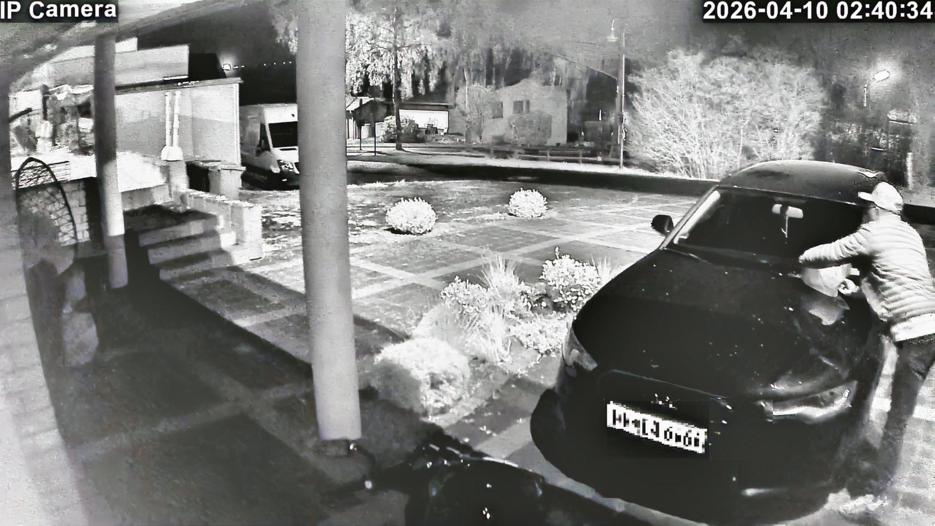 Ein Mann hat einen Kanister in der Hand und schüttes eine Flüssigkeit über ein Auto | Polizei/Kripo Monatbaur