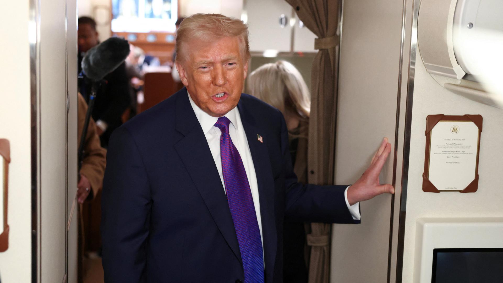 Donald Trump an Bord der Air Force One | REUTERS