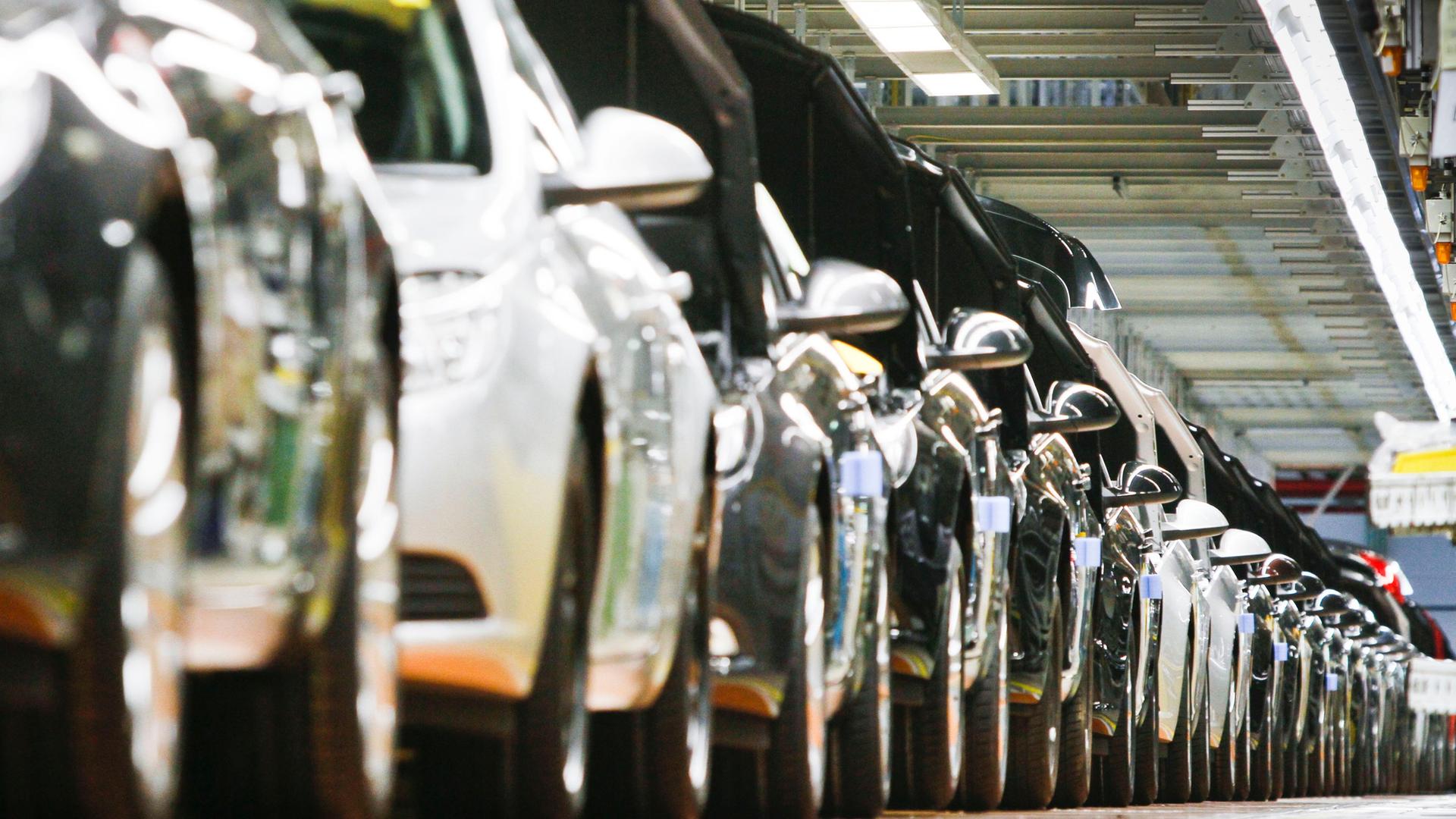 Opel-Neuwagen bei der Fertigung im Werk. | picture-alliance/dpa