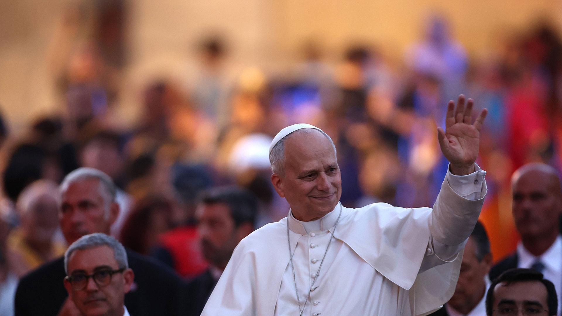 Papst Leo XIV. winkt einer Menschenmenge zu. | IMAGO / Independent Photo Agency Int.