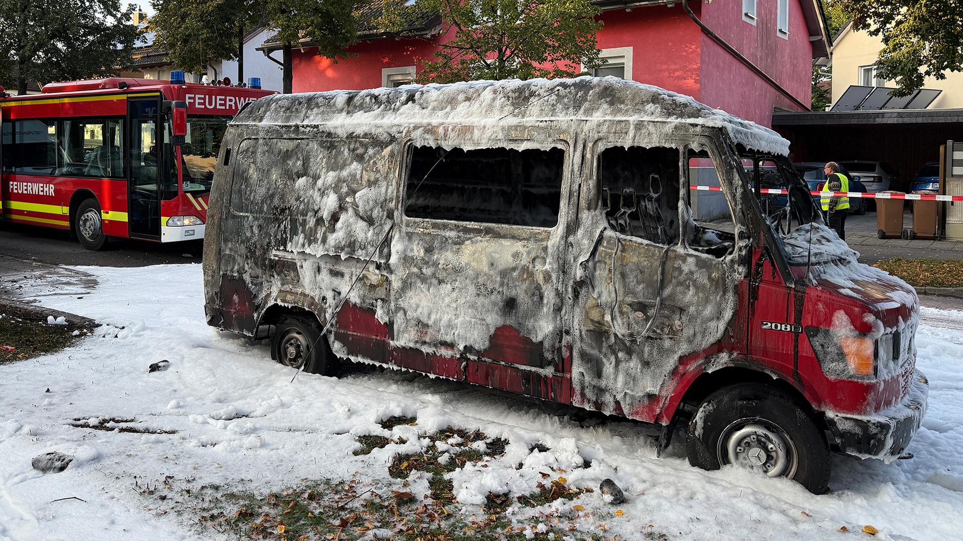 Ein Transporter ist ausgebrannt und voller Löschschaum.  | picture alliance/dpa
