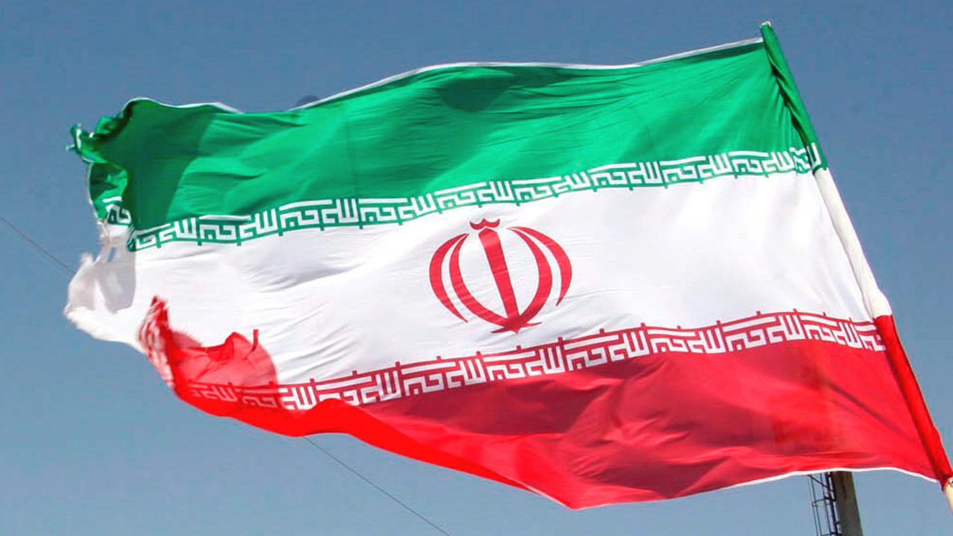 Die Flagge des Iran weht im Wind. | picture alliance / dpa