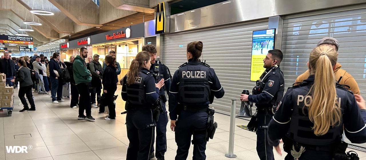 Einsatzkräfte der Bundespolizei stehen im Flughafen Köln/Bonn. 
