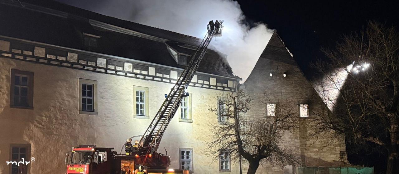Die Feuerwehr bekämpft mit einem Löschfahrzeug einen Brand auf der Runneburg.