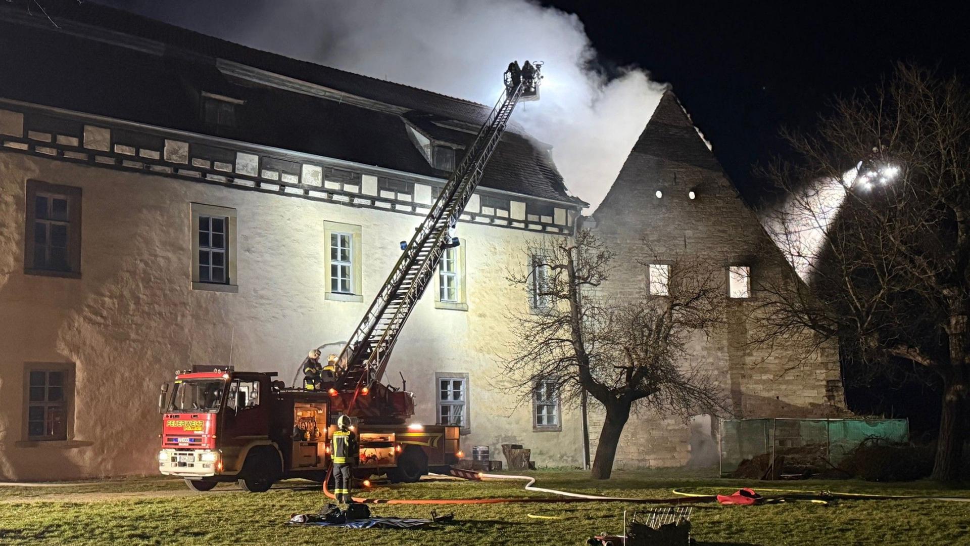 Die Feuerwehr bekämpft mit einem Löschfahrzeug einen Brand auf der Runneburg. | Silvio Dietzel/dpa-Zentralbild/d