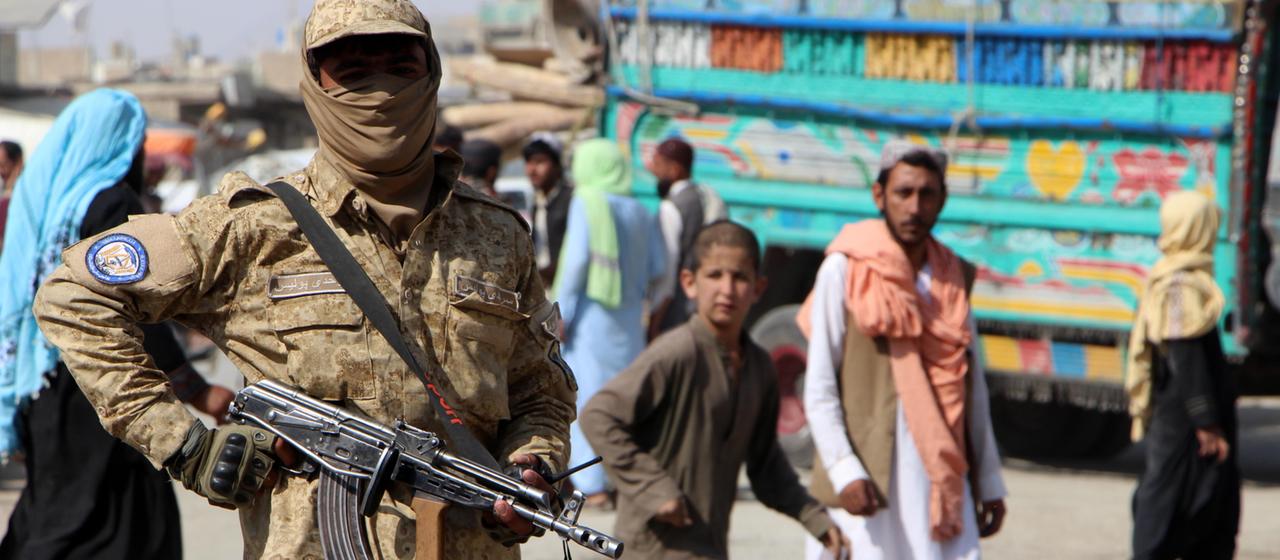 Ein Sicherheitsbeamter der Taliban bewacht die afghanisch-pakistanische Grenze. | EPA Ein Sicherheitsbeamter der Taliban bewacht die afghanisch-pakistanische Grenze.