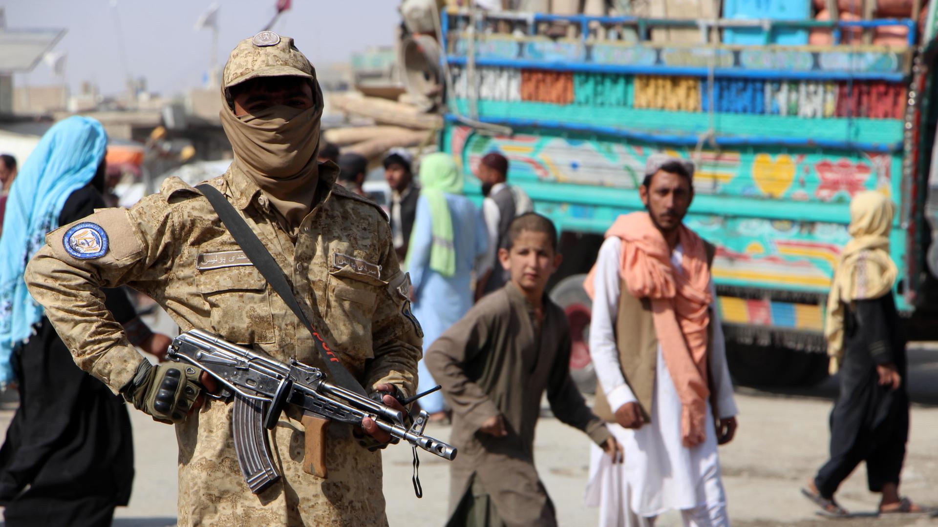 Ein Sicherheitsbeamter der Taliban bewacht die afghanisch-pakistanische Grenze. | EPA