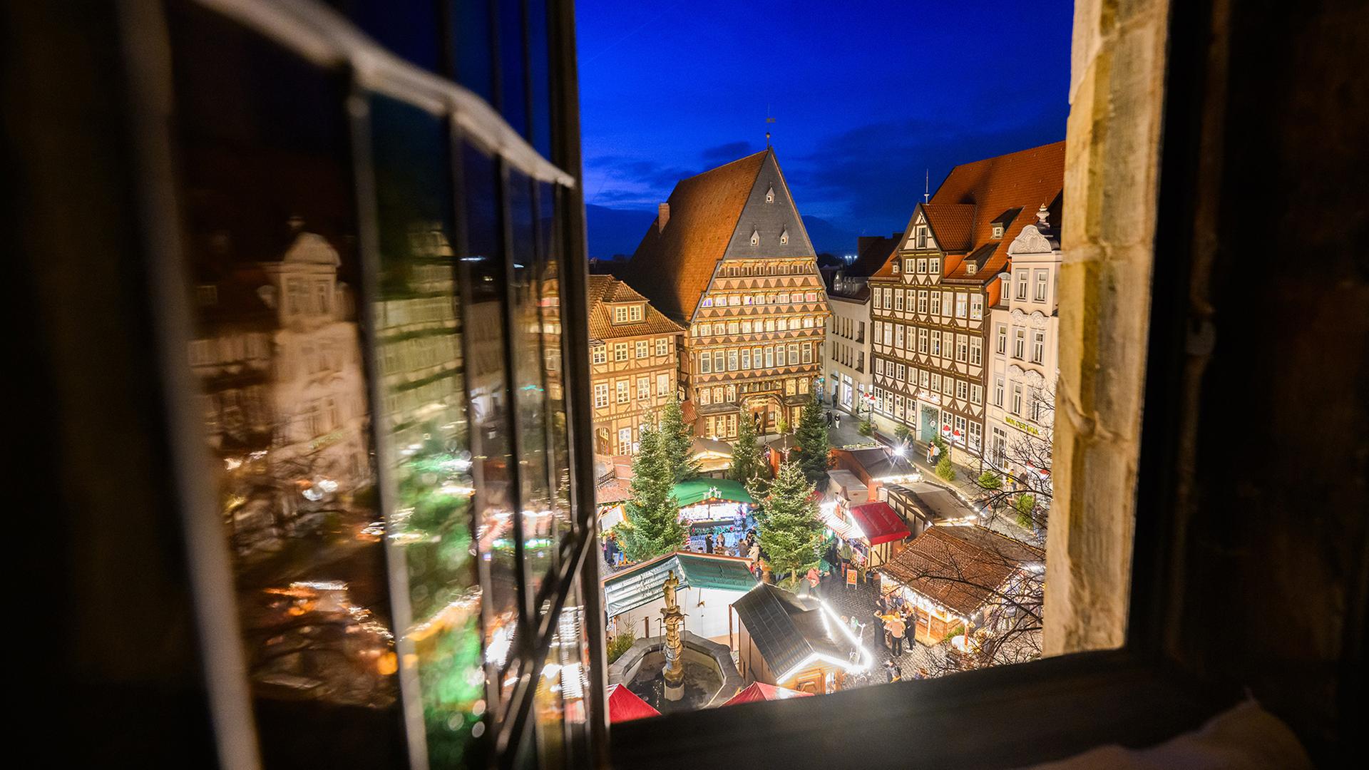 Lichter leuchten auf dem Hildesheimer Weihnachtsmarkt auf dem historischen Marktplatz. | dpa