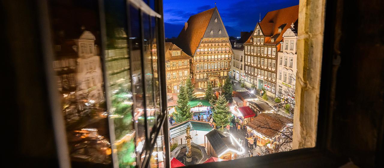 Lichter leuchten auf dem Hildesheimer Weihnachtsmarkt auf dem historischen Marktplatz.