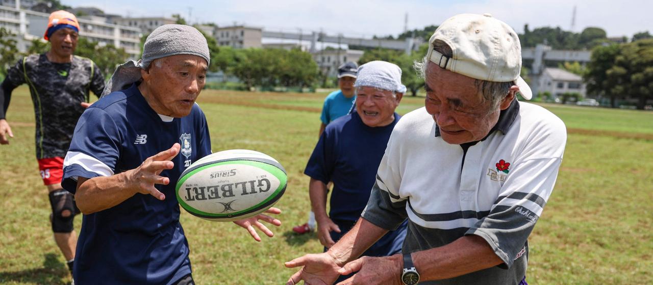 Eine Gruppe alter Japaner spielt Rugby | AFP Eine Gruppe alter Japaner spielt Rugby