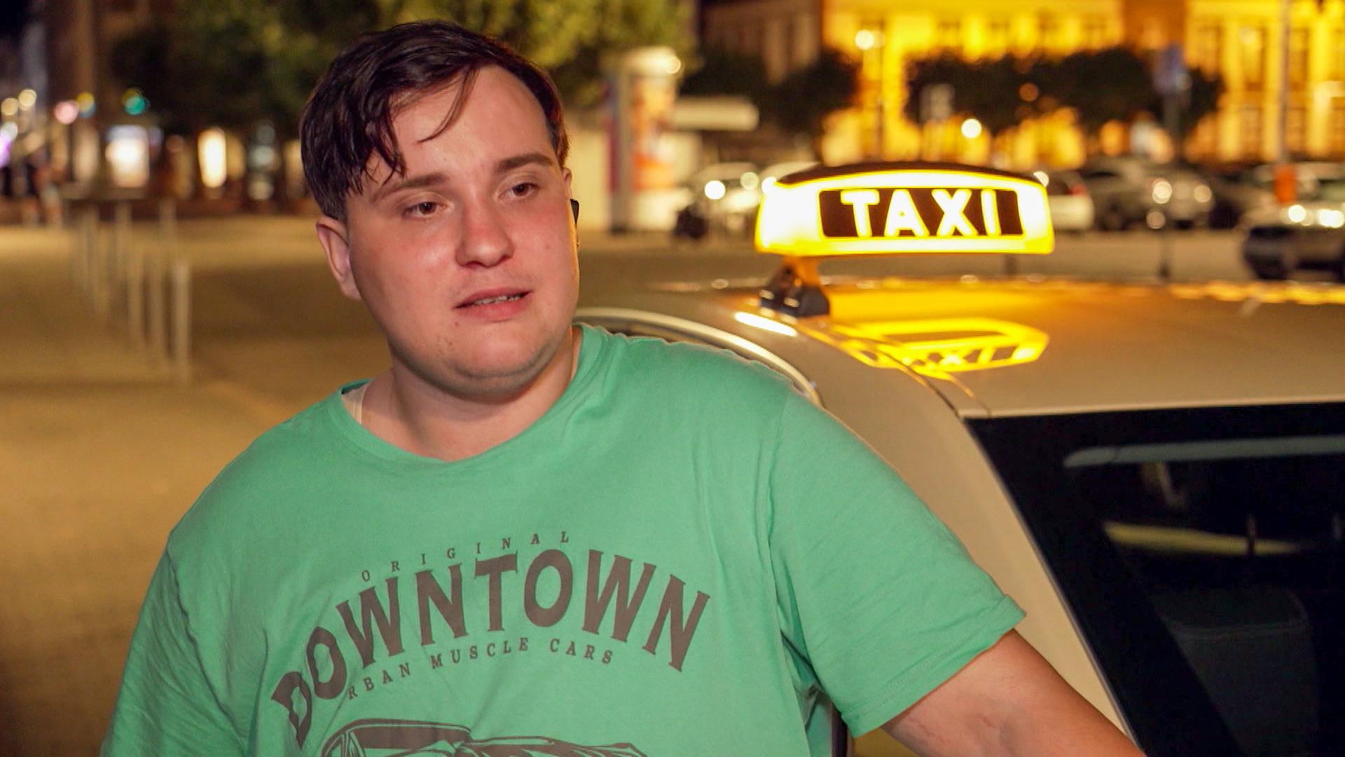 Taxifahrer aus Überzeugung: Lennys Weg hinter das Steuer