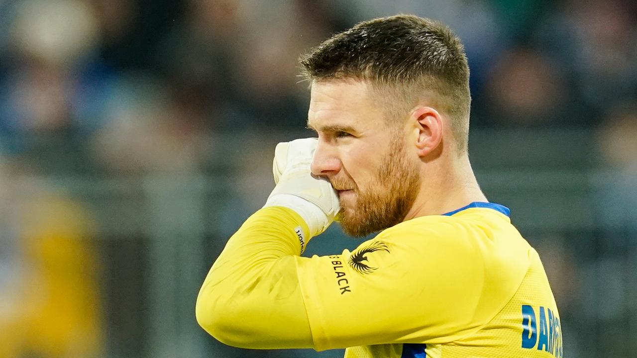 Marcel Schuhen reibt sich verägert die Nase. | Imago Images