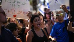 Menschen in Tel Aviv demonstrieren für die Freilassung der Geiseln in Gaza